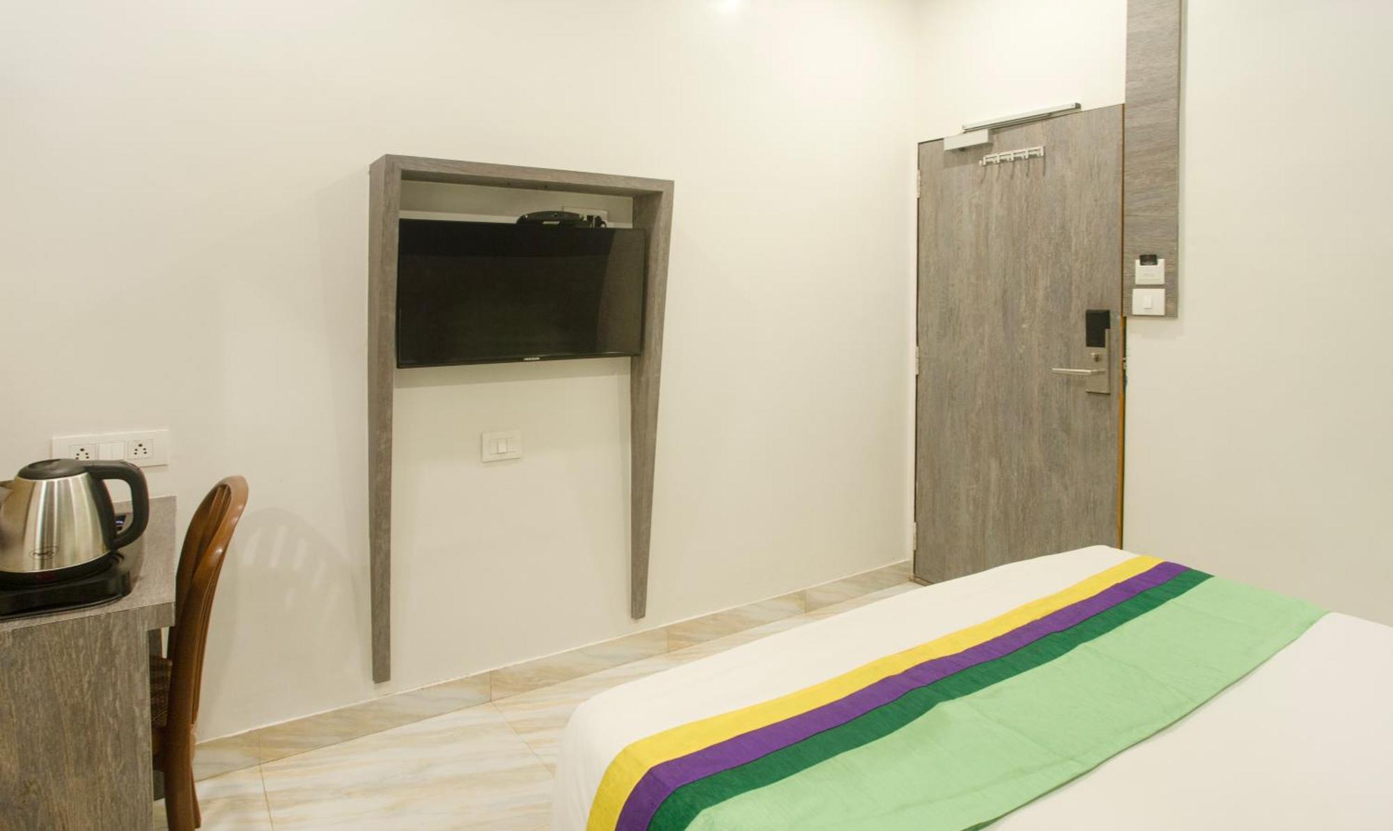 Treebo Urban, 1 Km From Railway Station Hotel Surat Luaran gambar