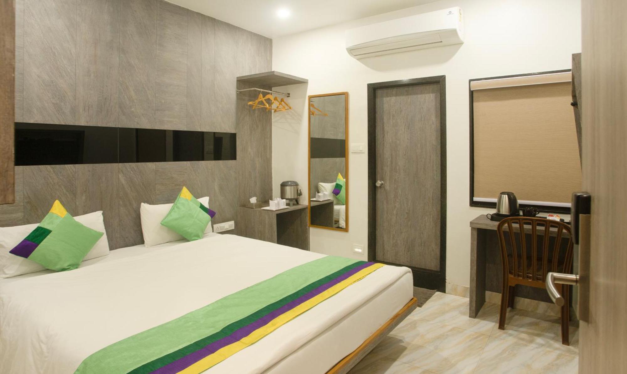 Treebo Urban, 1 Km From Railway Station Hotel Surat Luaran gambar