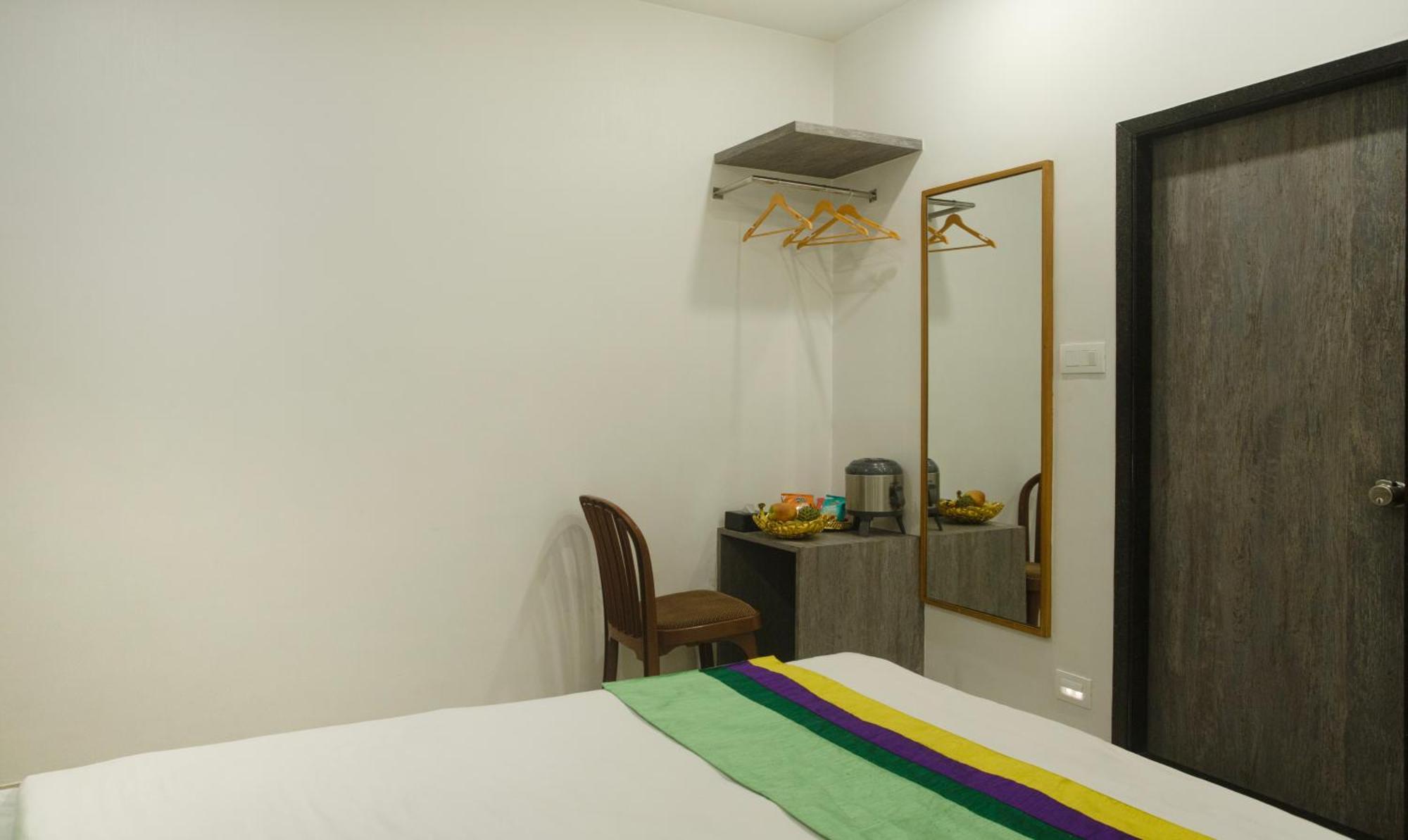 Treebo Urban, 1 Km From Railway Station Hotel Surat Luaran gambar