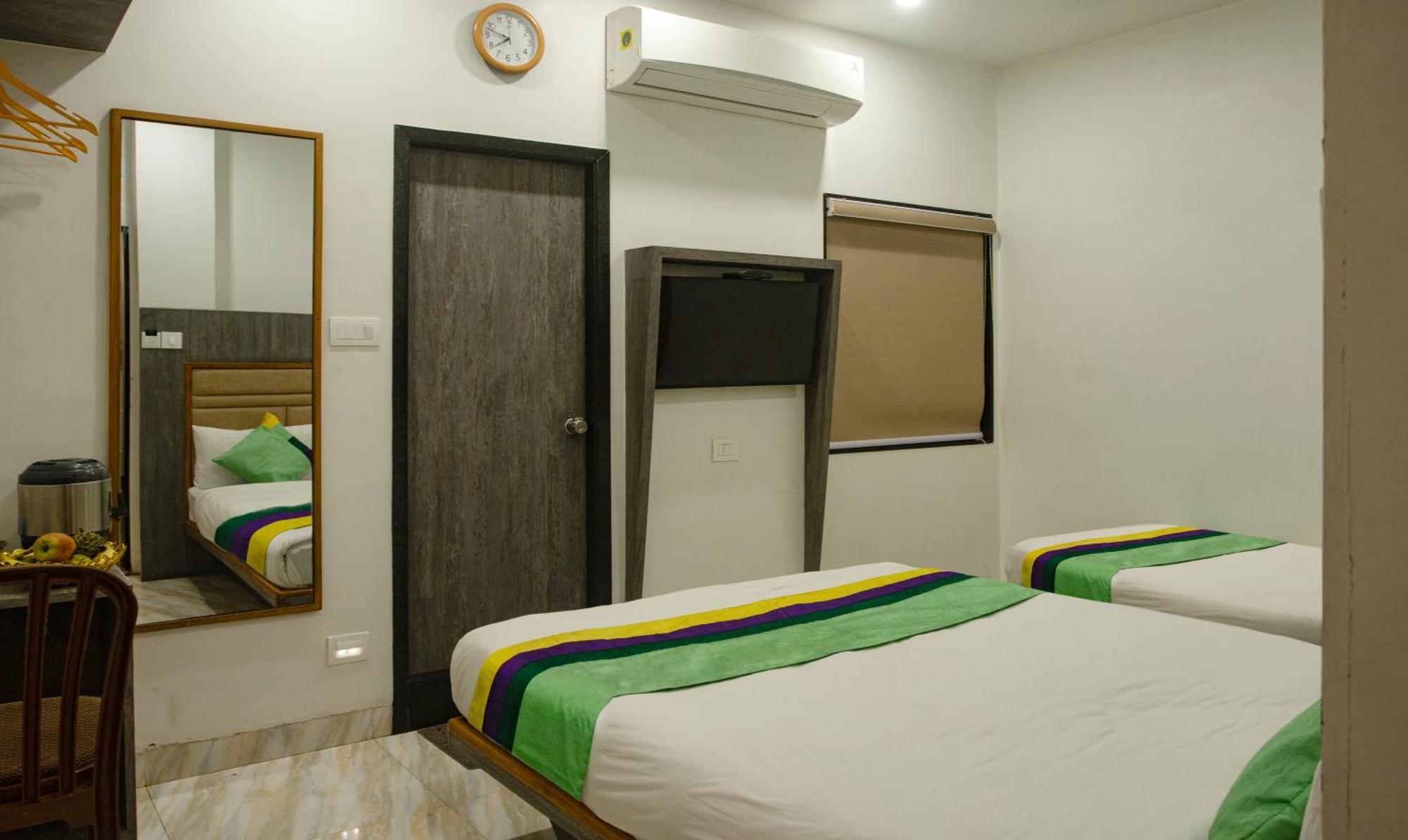 Treebo Urban, 1 Km From Railway Station Hotel Surat Luaran gambar