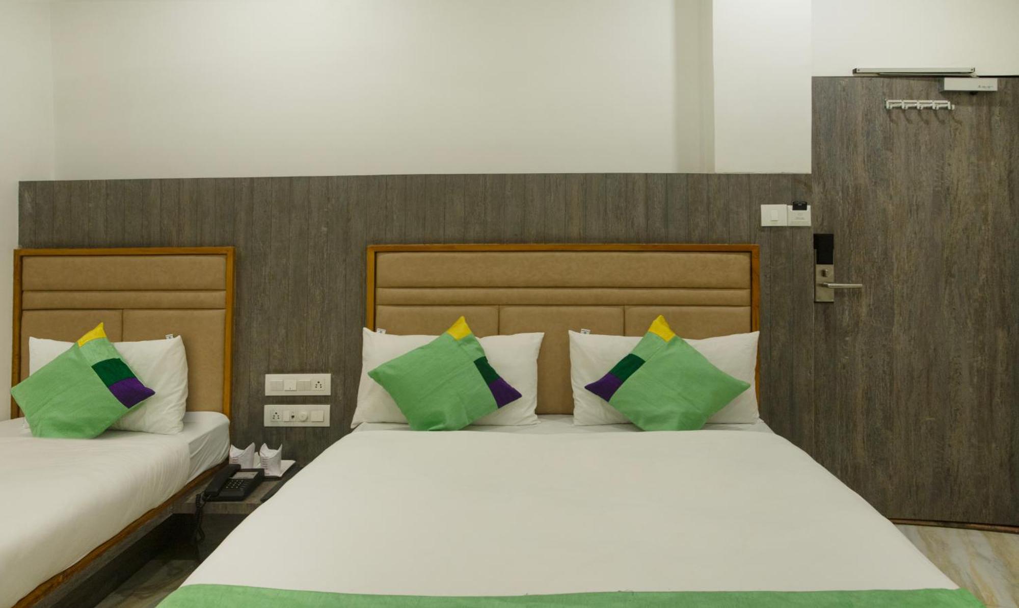 Treebo Urban, 1 Km From Railway Station Hotel Surat Luaran gambar