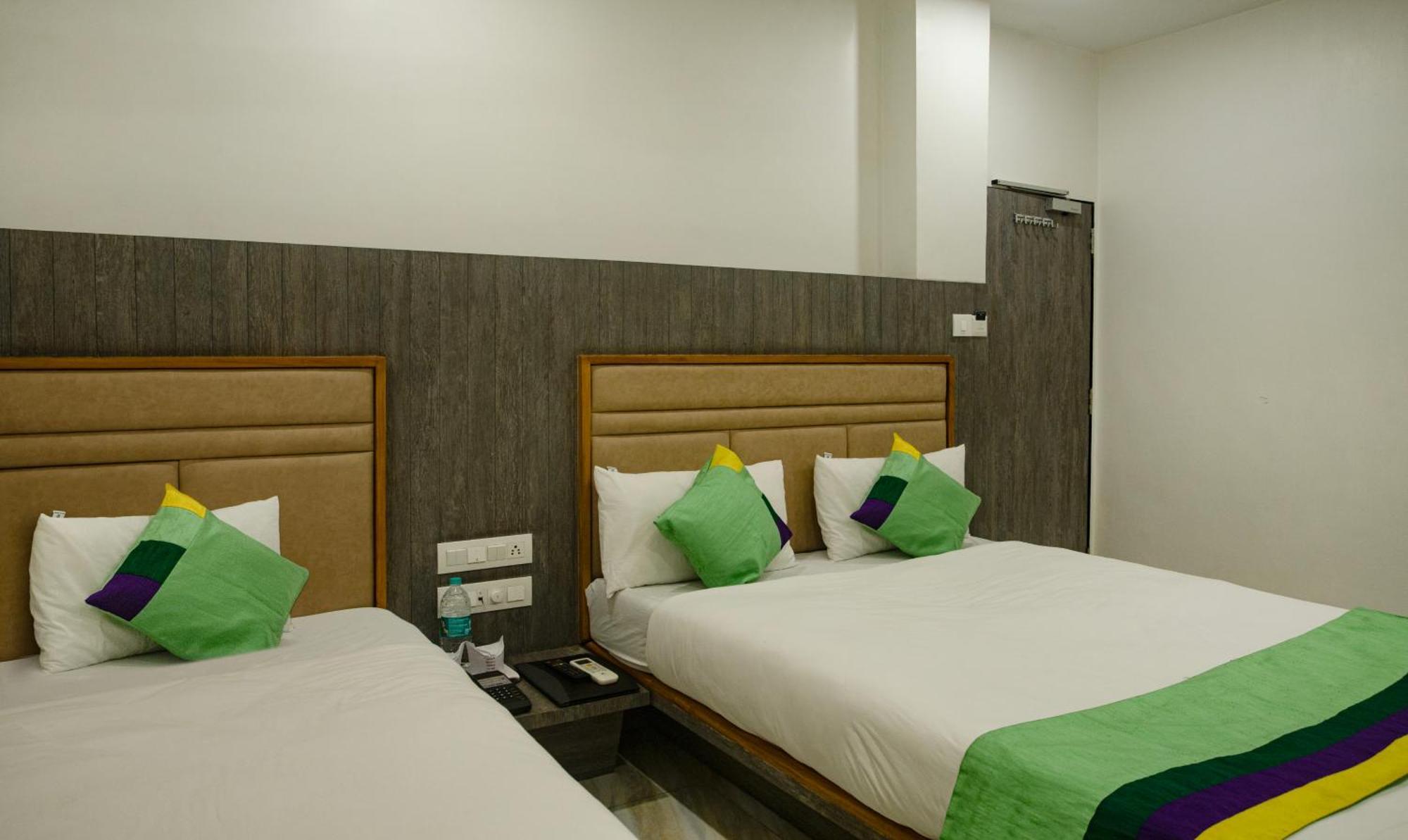Treebo Urban, 1 Km From Railway Station Hotel Surat Luaran gambar