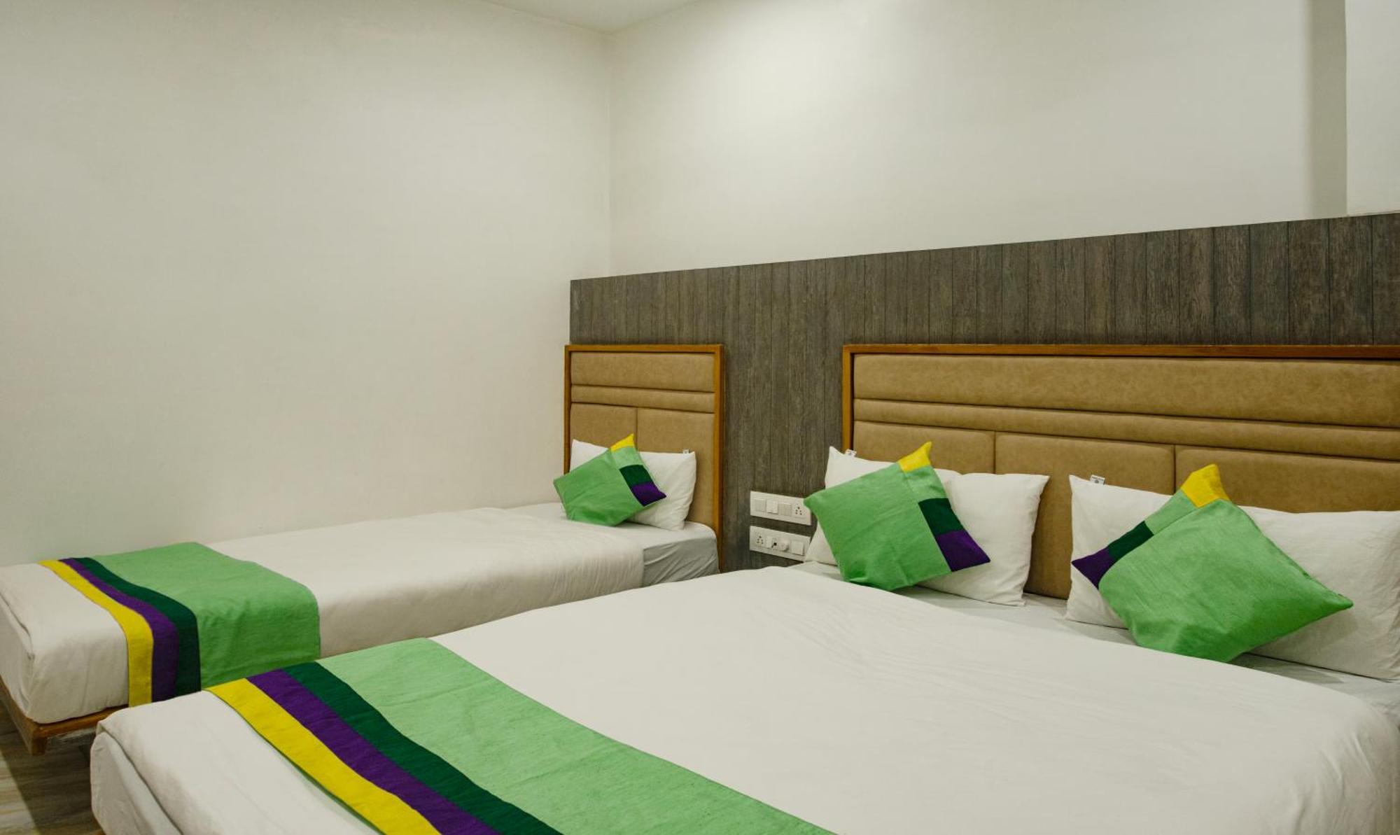 Treebo Urban, 1 Km From Railway Station Hotel Surat Luaran gambar