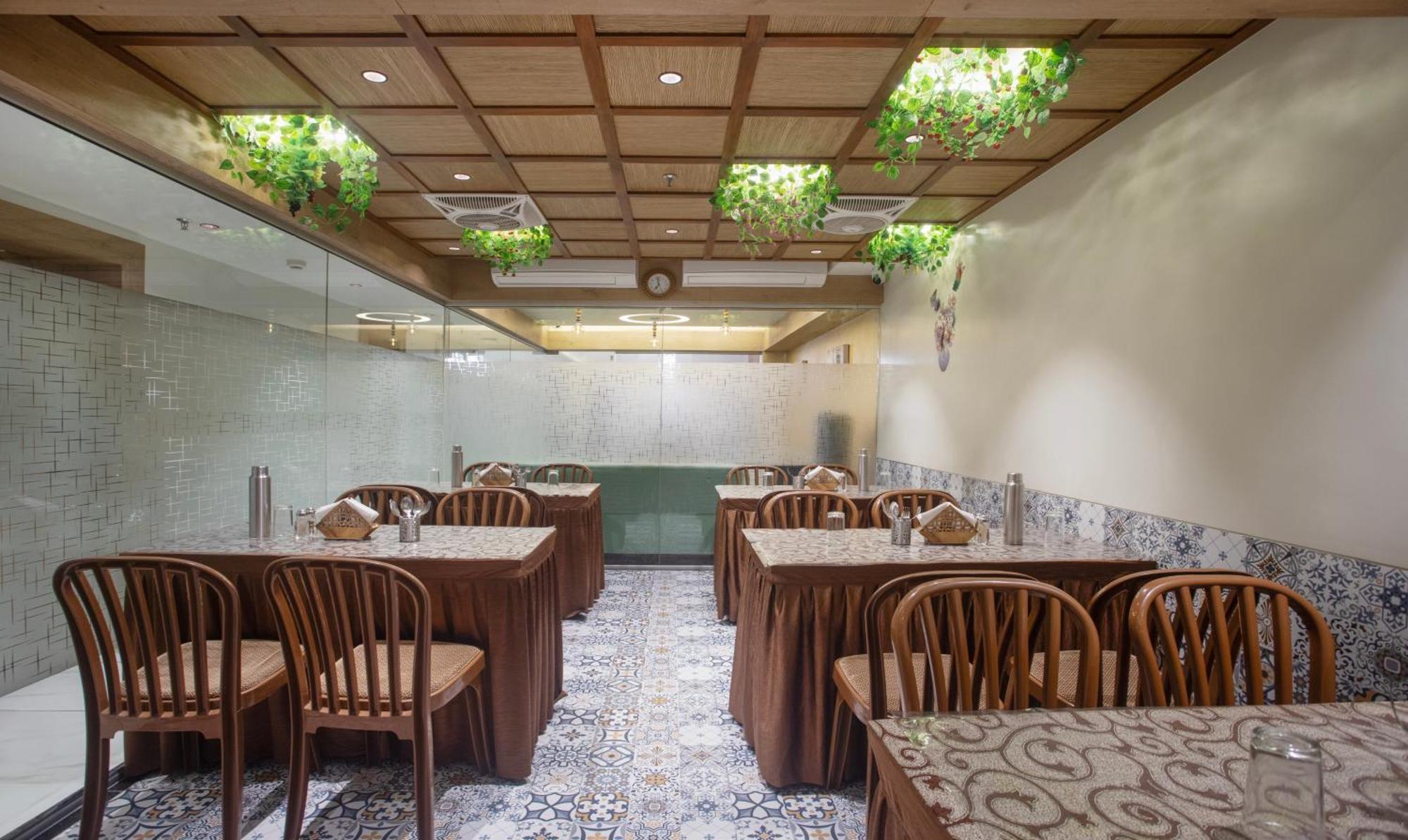 Treebo Urban, 1 Km From Railway Station Hotel Surat Luaran gambar